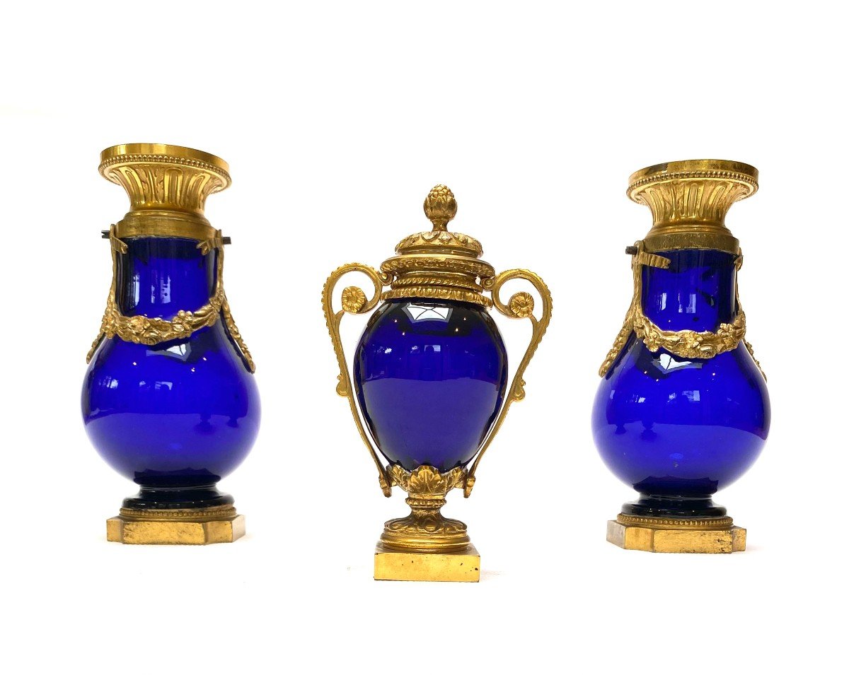 Garniture De Trois Vases 19e En Bronze Doré Et Verre Bleu Cobalt, De Style Louis XVI-photo-6