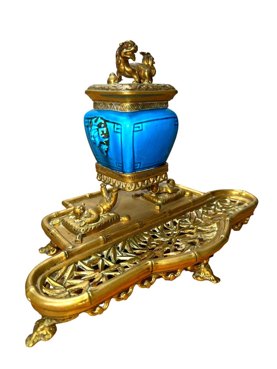 Encrier Chinoiserie 19e En Bronze Doré Et Céramique Bleue Dans Le Goût De L’escalier De Cristal