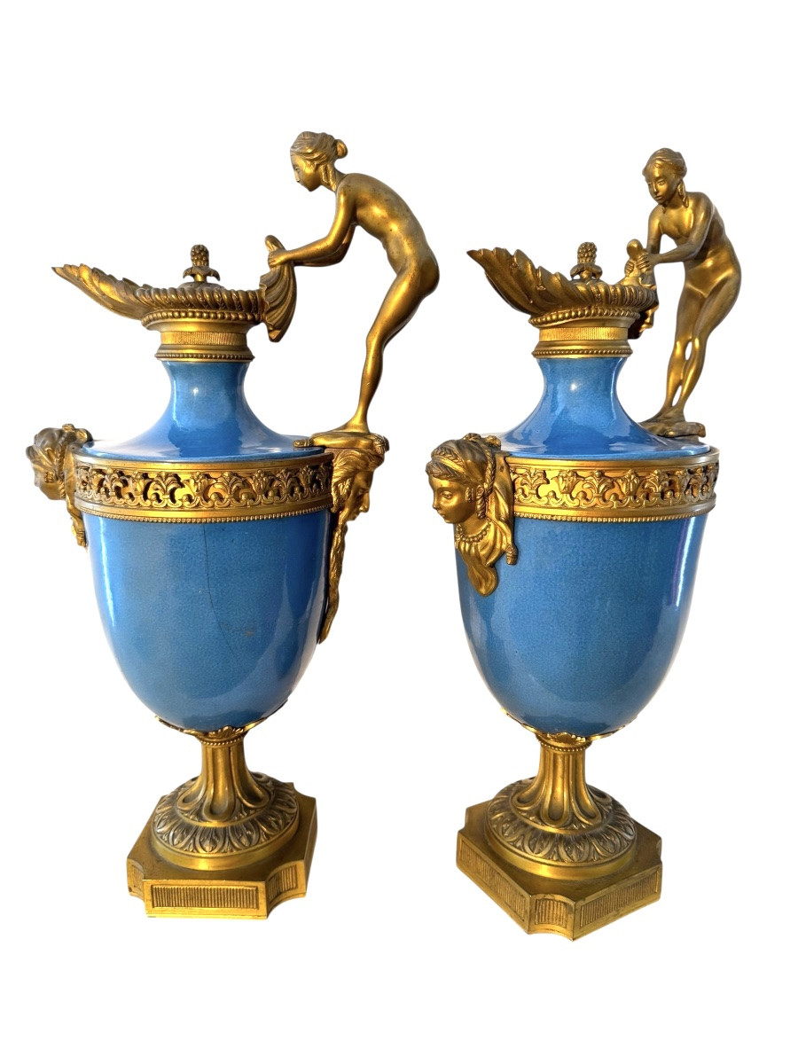 Paire d'aiguières en porcelaine turquoise et bronze doré style Louis XVI, d‘après Gouthière-photo-4