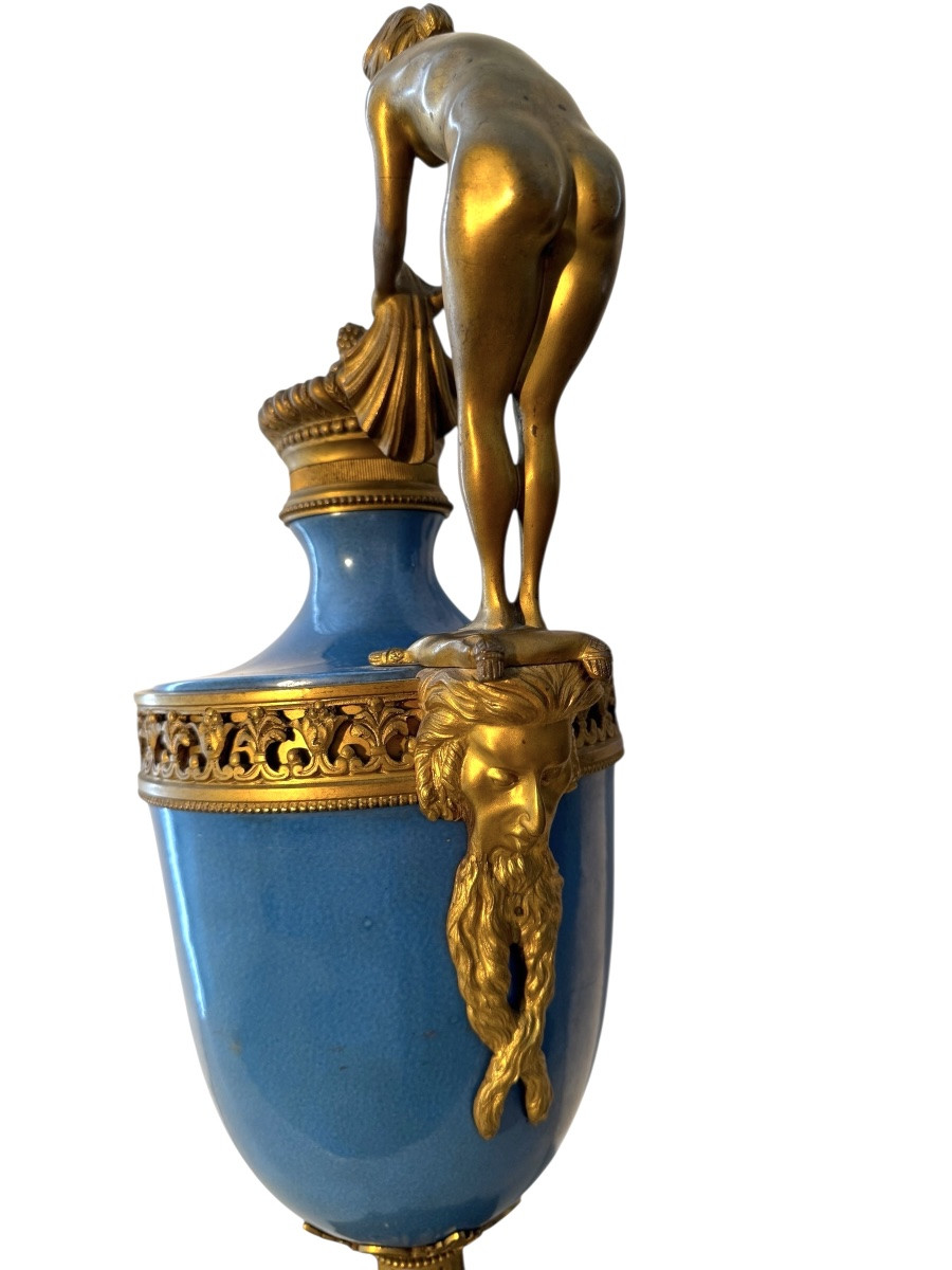 Paire d'aiguières en porcelaine turquoise et bronze doré style Louis XVI, d‘après Gouthière-photo-1