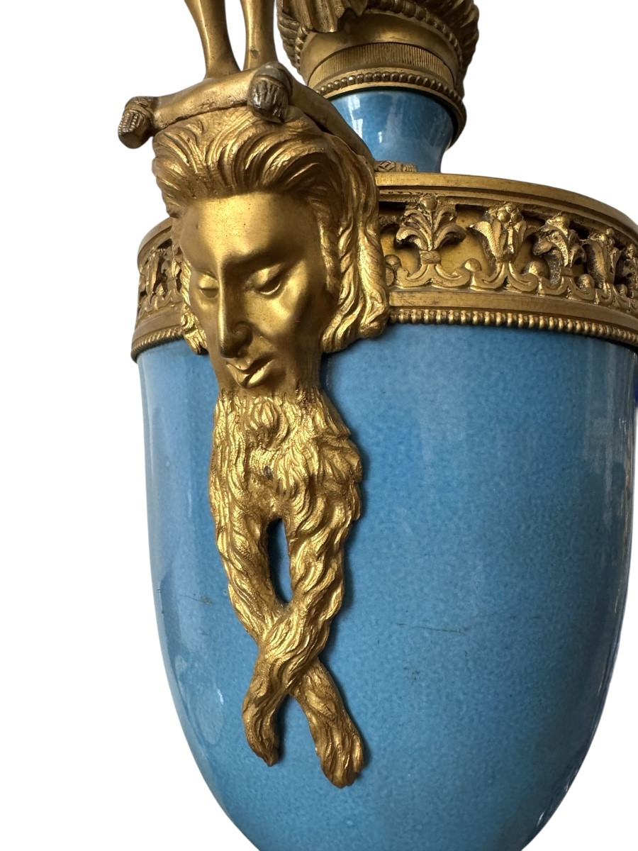 Paire d'aiguières en porcelaine turquoise et bronze doré style Louis XVI, d‘après Gouthière-photo-8