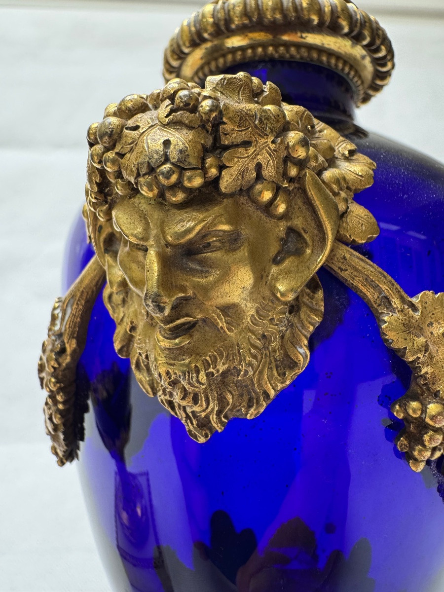 PAIRE DE VASES D'ÉPOQUE LOUIS XVI En verre bleu, monture de bronze ciselé et doré-photo-2