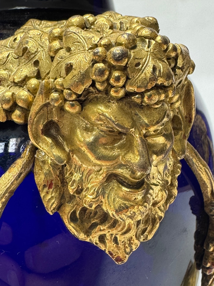 PAIRE DE VASES D'ÉPOQUE LOUIS XVI En verre bleu, monture de bronze ciselé et doré-photo-3
