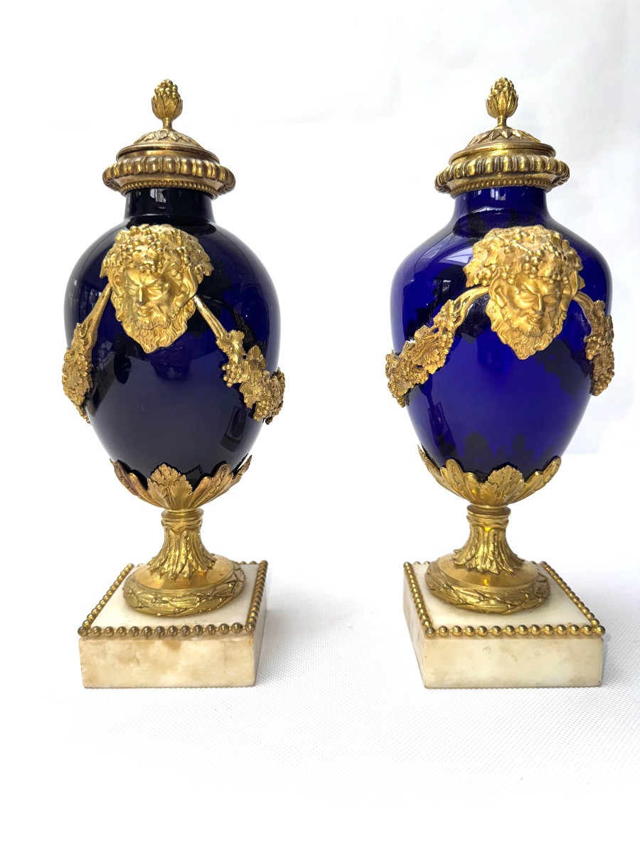 PAIRE DE VASES D'ÉPOQUE LOUIS XVI En verre bleu, monture de bronze ciselé et doré-photo-4