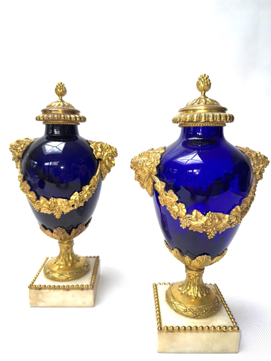 PAIRE DE VASES D'ÉPOQUE LOUIS XVI En verre bleu, monture de bronze ciselé et doré-photo-1