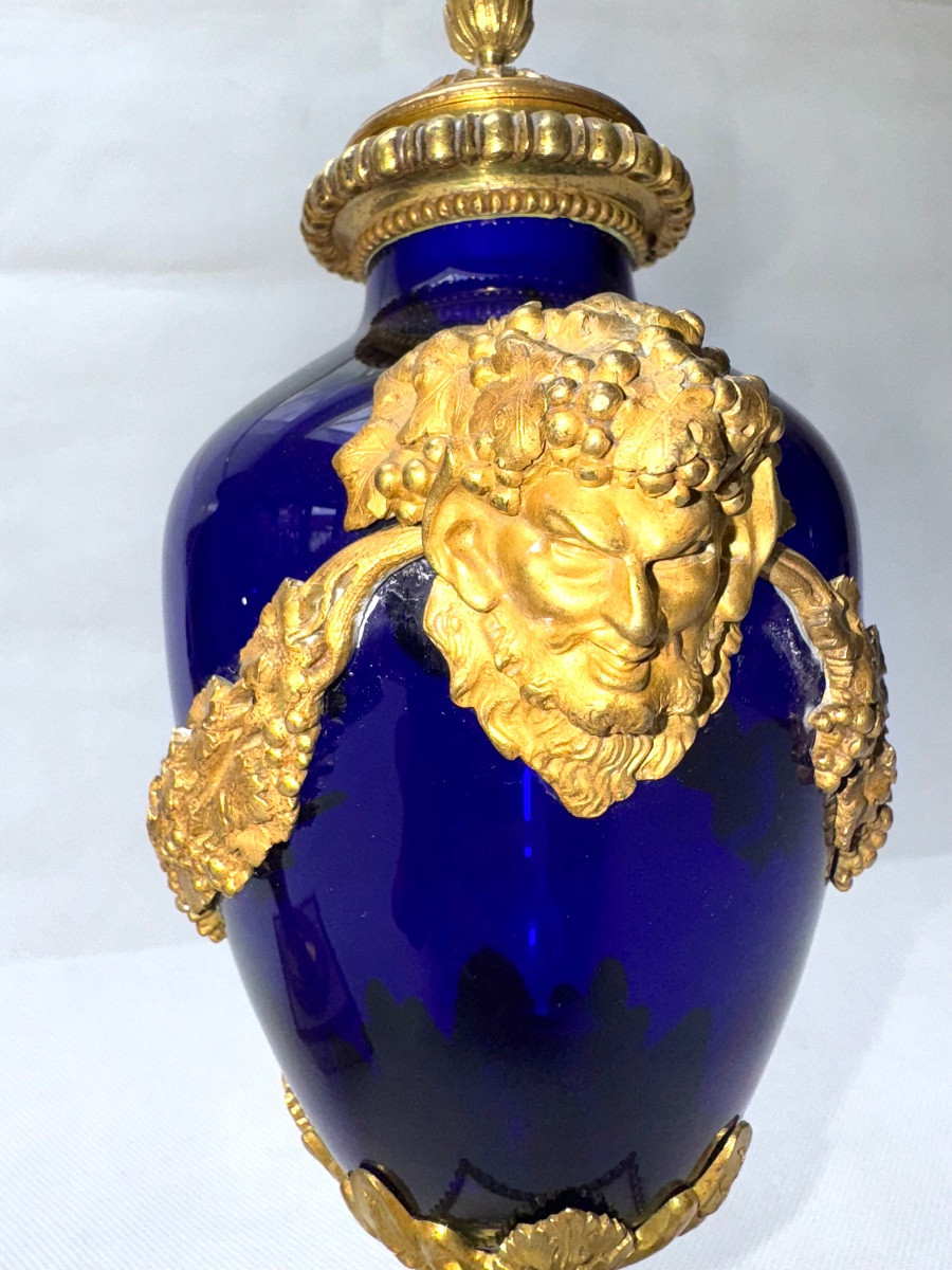 PAIRE DE VASES D'ÉPOQUE LOUIS XVI En verre bleu, monture de bronze ciselé et doré-photo-2