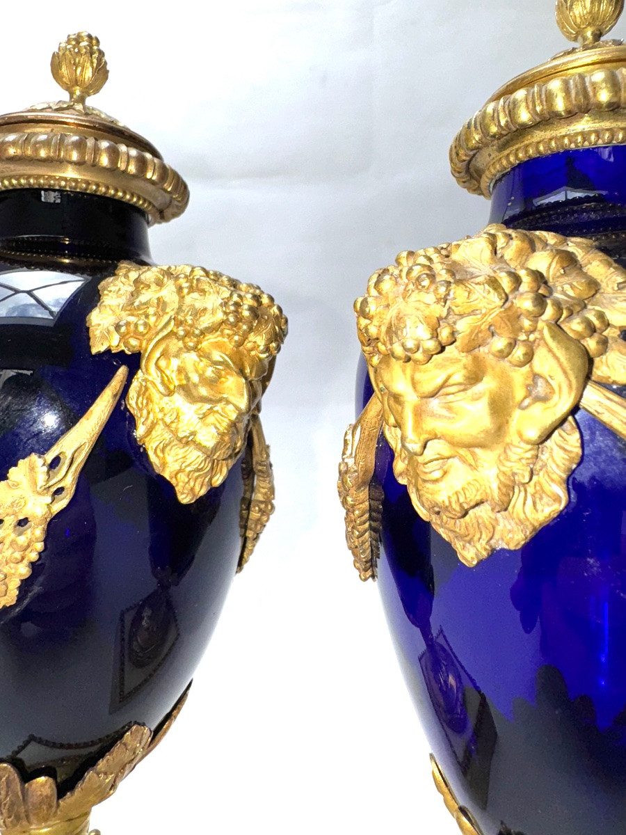 PAIRE DE VASES D'ÉPOQUE LOUIS XVI En verre bleu, monture de bronze ciselé et doré-photo-3