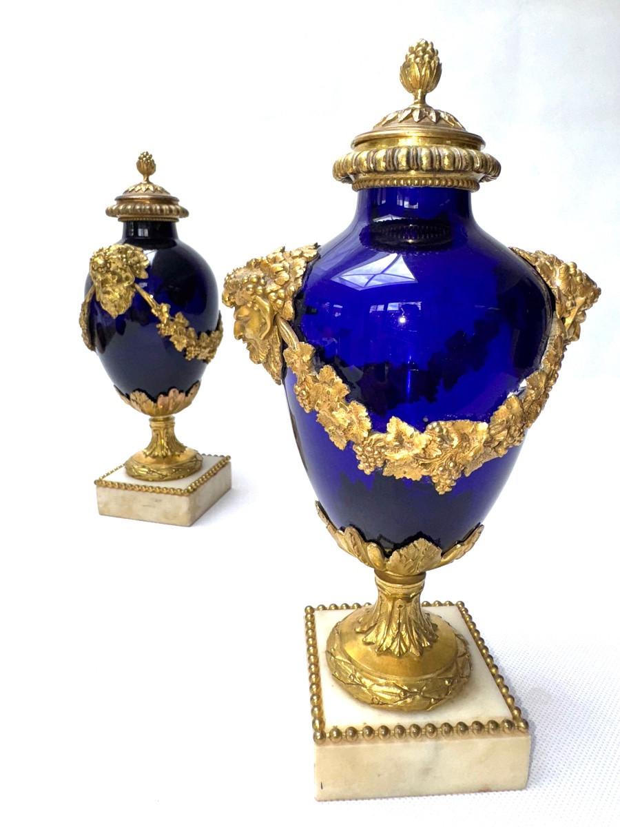 PAIRE DE VASES D'ÉPOQUE LOUIS XVI En verre bleu, monture de bronze ciselé et doré-photo-7