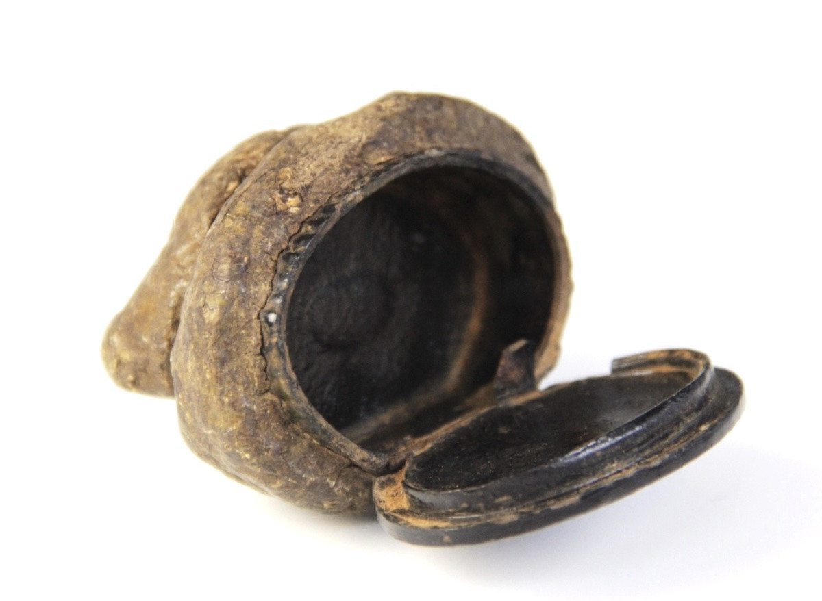 Tabatière “trompe l’oeil” en forme d'étron en carton bouilli-photo-3