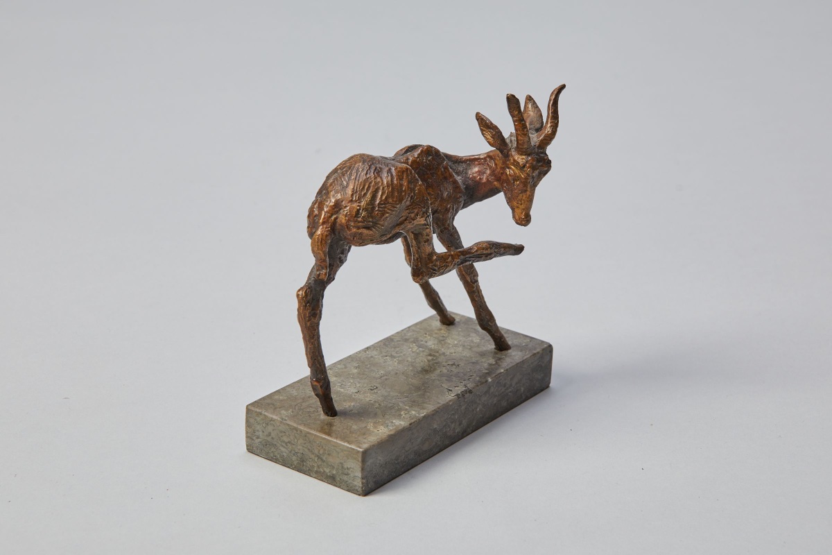 Renée Sintenis (1888 - 1965) Bronze Sculpture “antelope Licking Its Right Foot”-photo-2