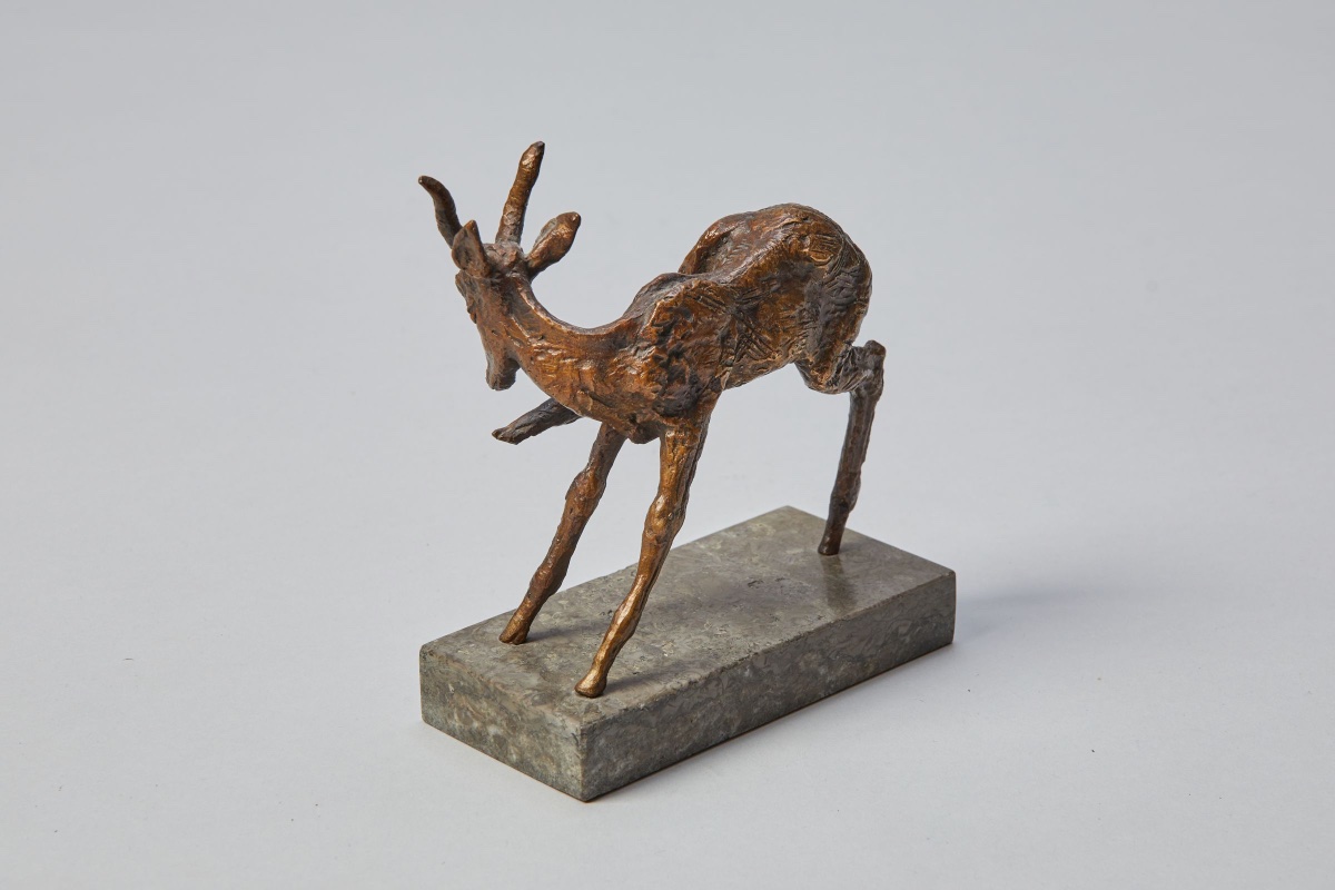 Renée Sintenis (1888 - 1965) Bronze Sculpture “antelope Licking Its Right Foot”-photo-3
