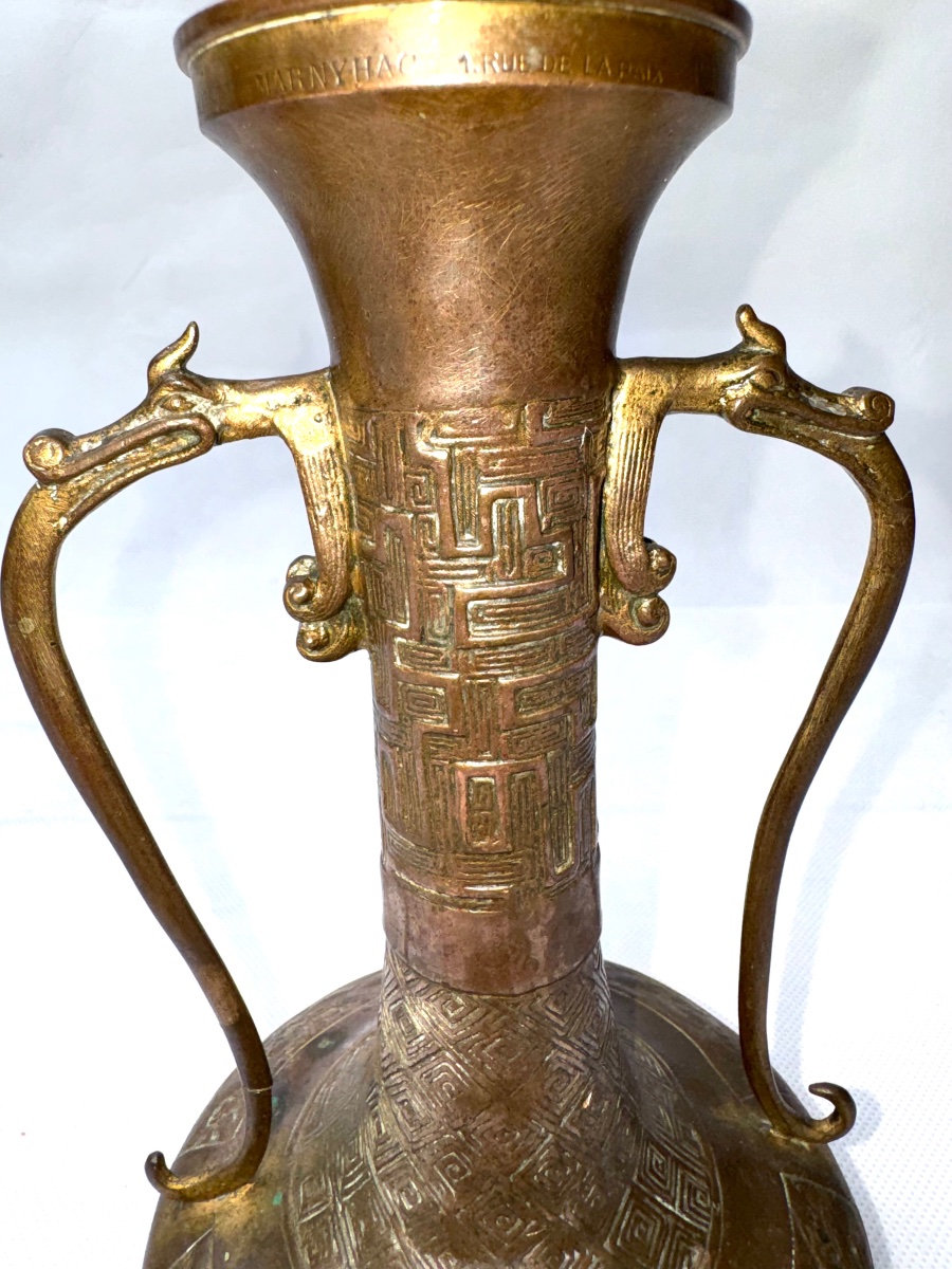 Vase Archaïque “Chinoiserie” en Bronze Patiné et Doré par la Maison Marnyhac, Paris — Fin XIXe -photo-3