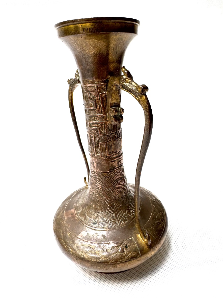 Vase Archaïque “Chinoiserie” en Bronze Patiné et Doré par la Maison Marnyhac, Paris — Fin XIXe -photo-4