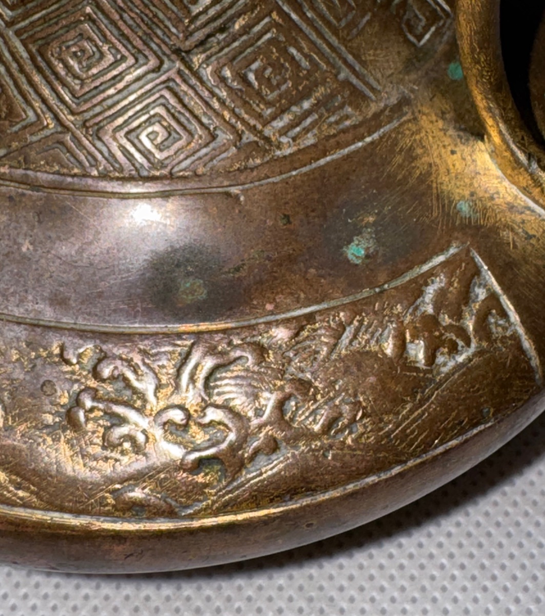 Vase Archaïque “Chinoiserie” en Bronze Patiné et Doré par la Maison Marnyhac, Paris — Fin XIXe -photo-1
