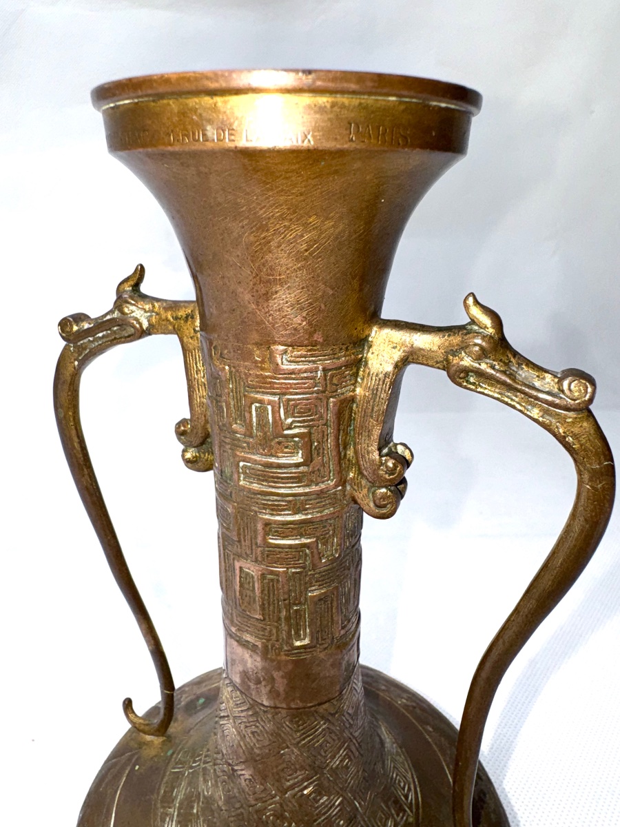 Vase Archaïque “Chinoiserie” en Bronze Patiné et Doré par la Maison Marnyhac, Paris — Fin XIXe -photo-3