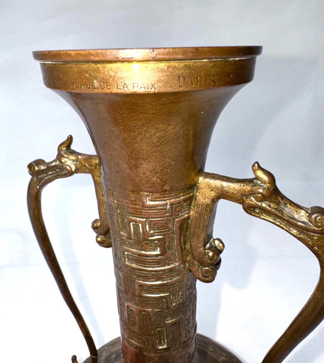 Vase Archaïque “Chinoiserie” en Bronze Patiné et Doré par la Maison Marnyhac, Paris — Fin XIXe -photo-5