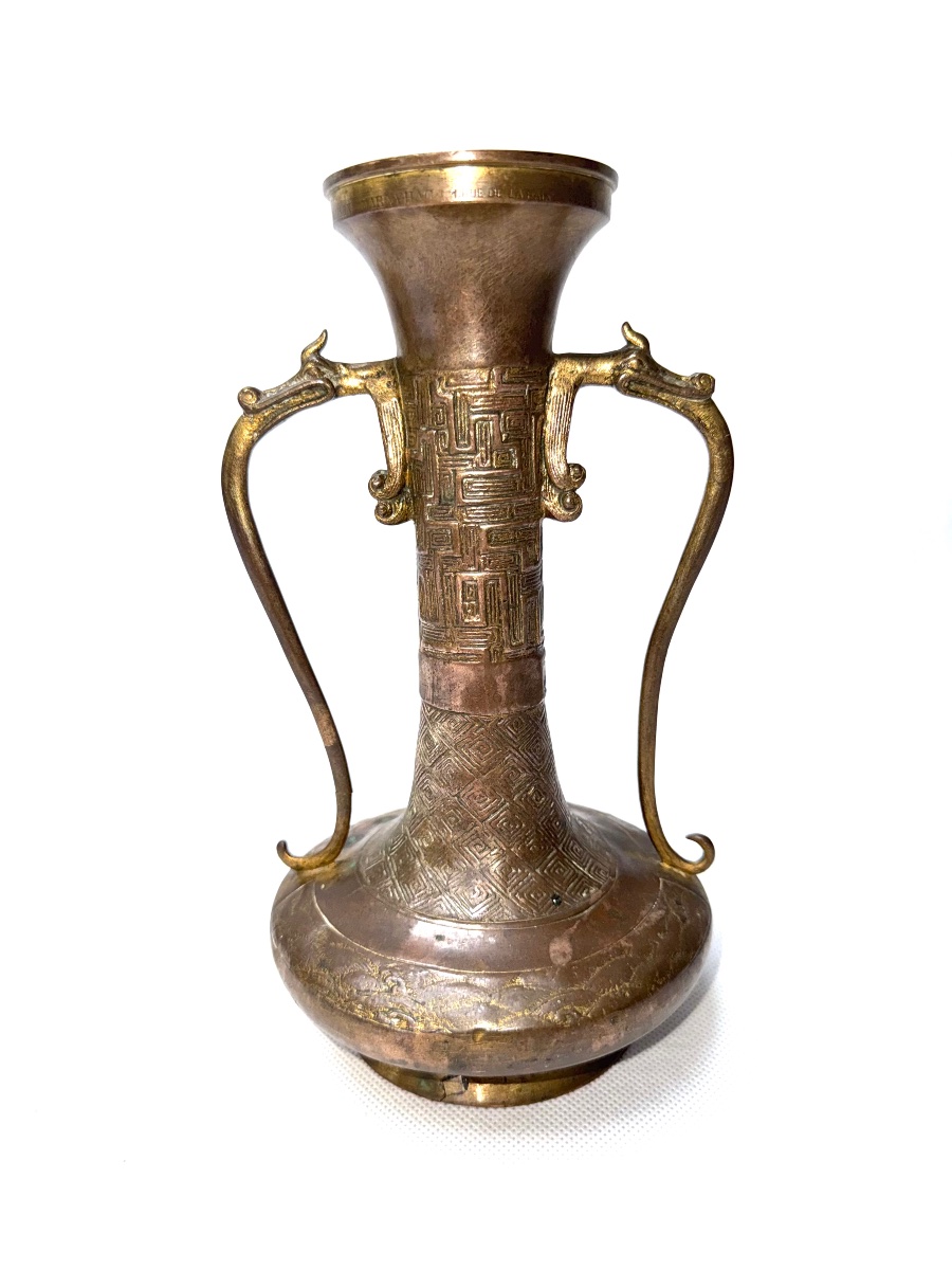 Vase Archaïque “Chinoiserie” en Bronze Patiné et Doré par la Maison Marnyhac, Paris — Fin XIXe 