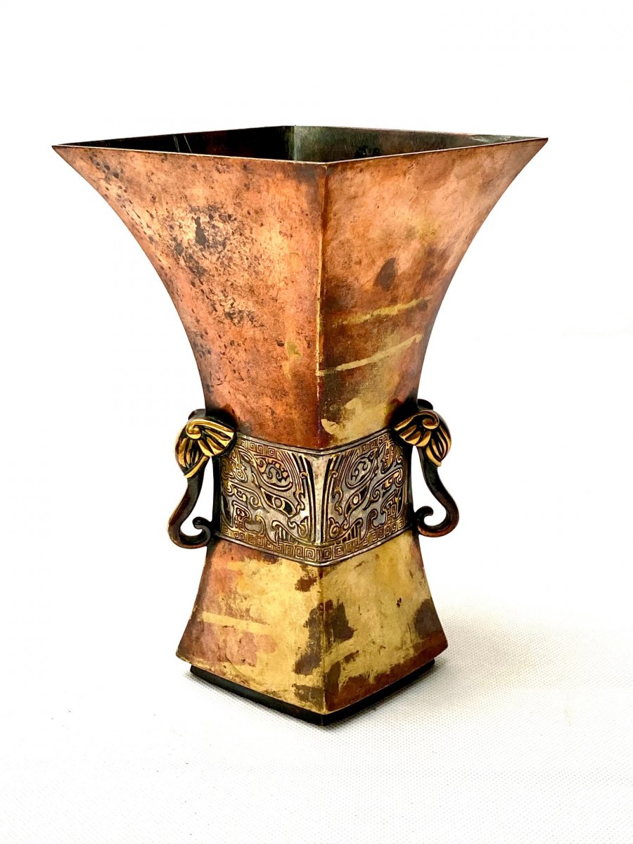 Christofle et Cie. Vase de style archaïque chinois en bronze patiné cuivré, argenté et doré-photo-2