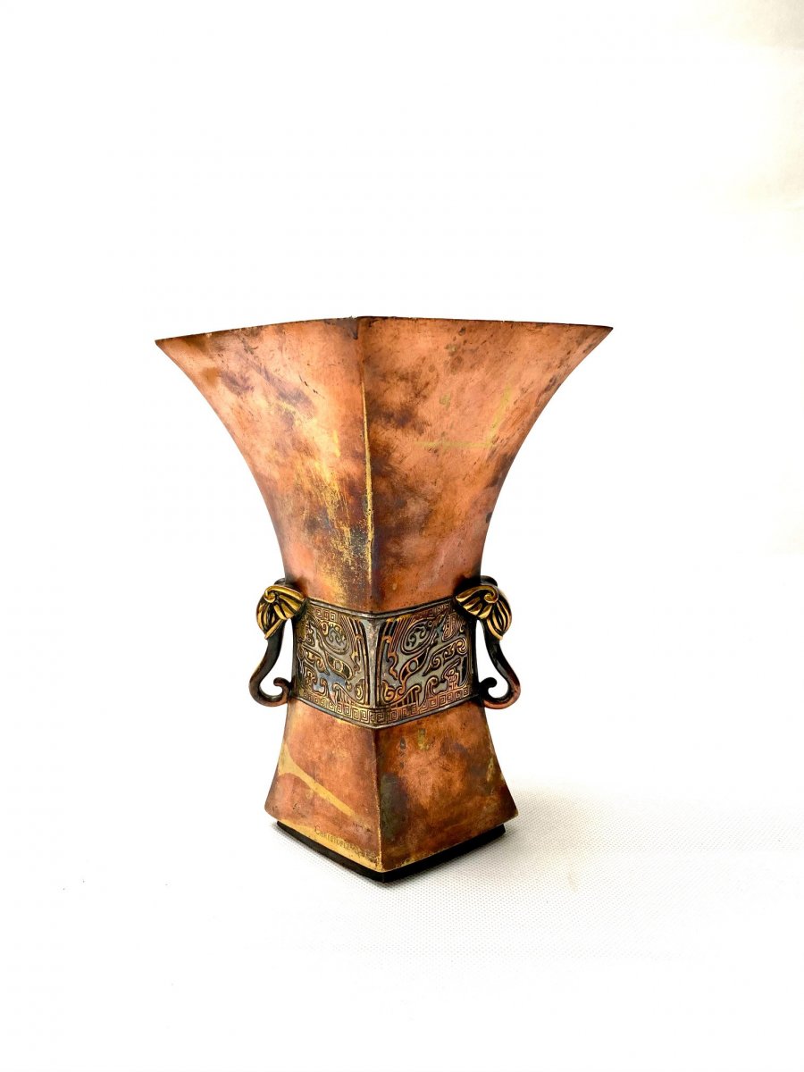 Christofle et Cie. Vase de style archaïque chinois en bronze patiné cuivré, argenté et doré
