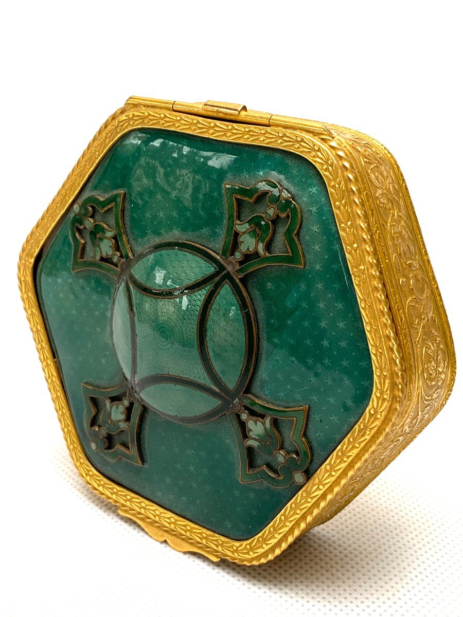 Petite Boîte Hexagonale En Bronze Doré Et émail Vert, Circa 1880