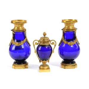 Garniture De Trois Vases 19e En Bronze Doré Et Verre Bleu Cobalt, De Style Louis XVI