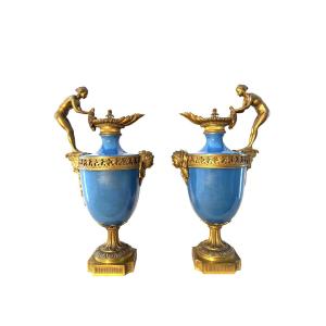 Paire d'aiguières en porcelaine turquoise et bronze doré style Louis XVI, d‘après Gouthière
