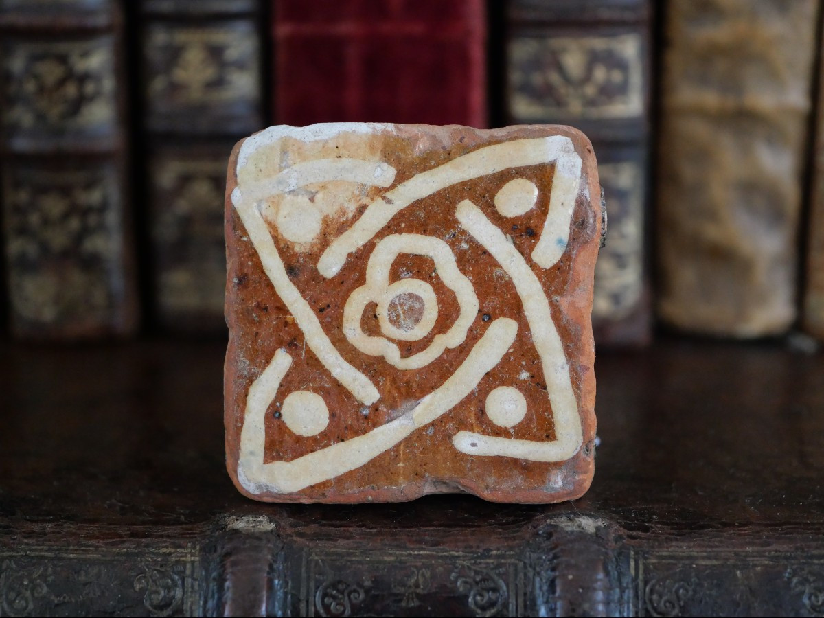 Carreau de pavement médiéval du XIIIe-XIVe siècle – Motif d’entrelacs