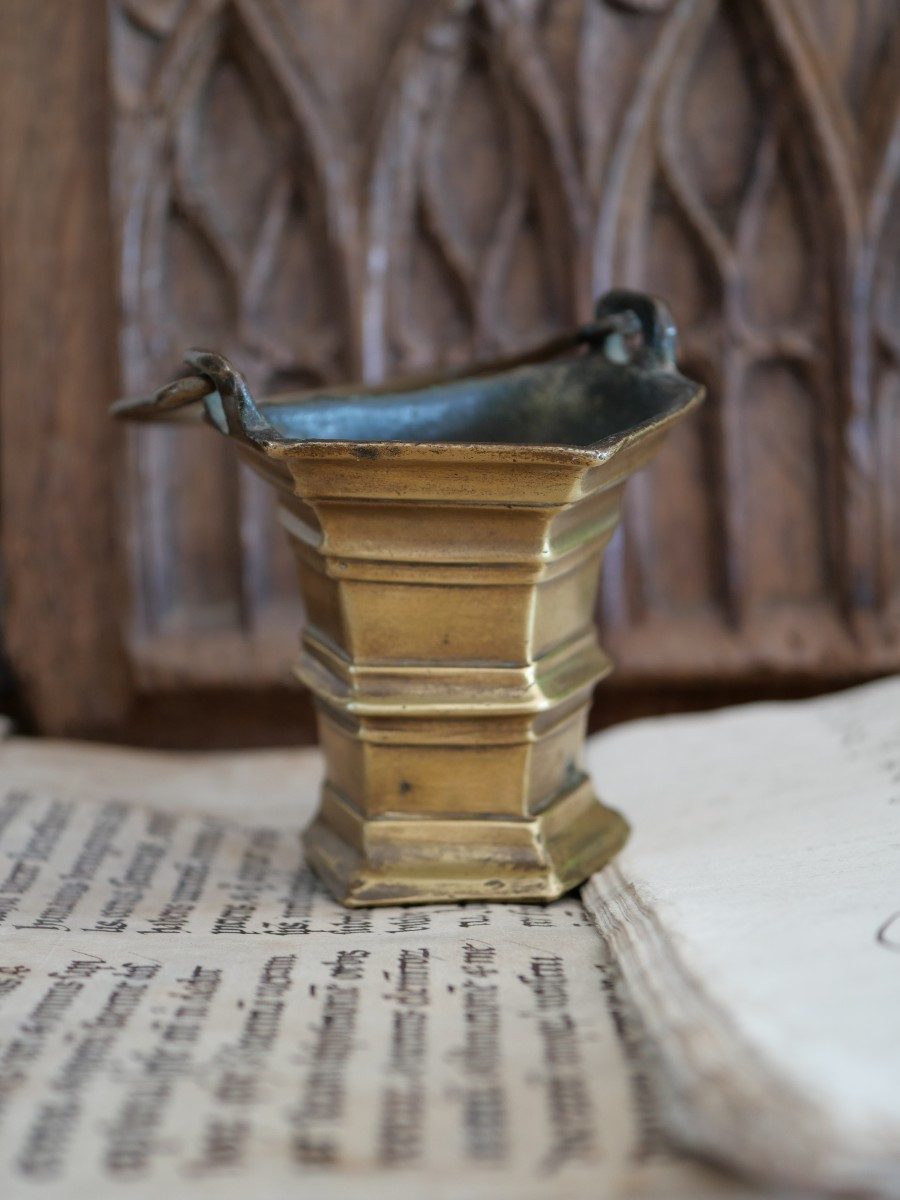 Bénitier de chevet gothique en bronze – Flandres, fin XVe siècle