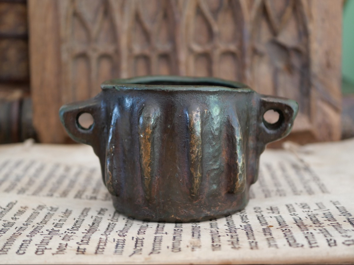 Mortier médiéval espagnol en bronze à ailettes – XIIIe-XIVe siècle, héritage d’Al-Andalus