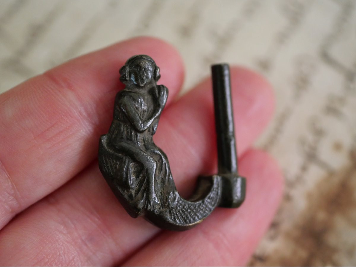 Rare Medieval Bronze Belt Buckle – Praying Man – 14th Century – Brunet Collection-photo-2