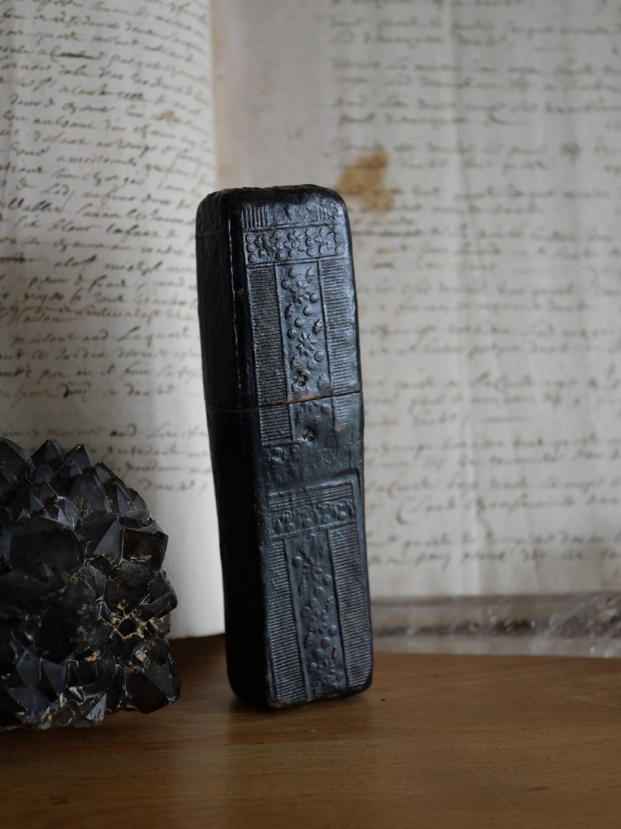 Etui d'écriture en papier et cuir bouilli – XVIIe siècle – Haute époque 