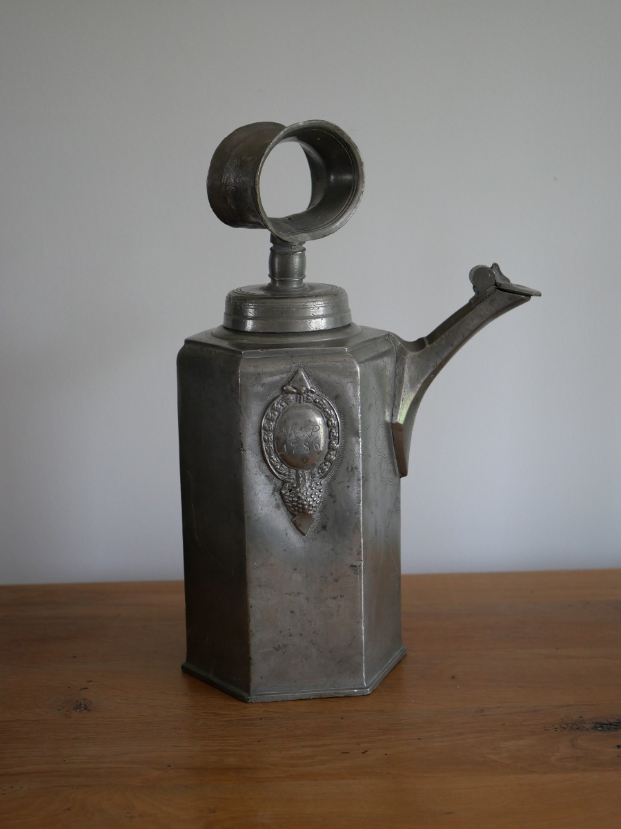 Bouteille en étain de type Prismenkanne XVIIIe siècle, datée 1786 – poinçon Johann Ulrich Bauer