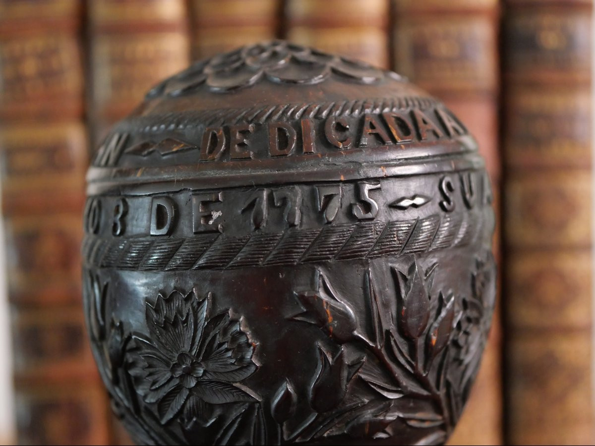 Noix de coco sculptée datée 1775 – œuvre d’art populaire signée, travail marin ou bagnard -photo-2