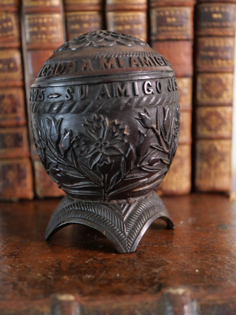 Noix de coco sculptée datée 1775 – œuvre d’art populaire signée, travail marin ou bagnard -photo-3