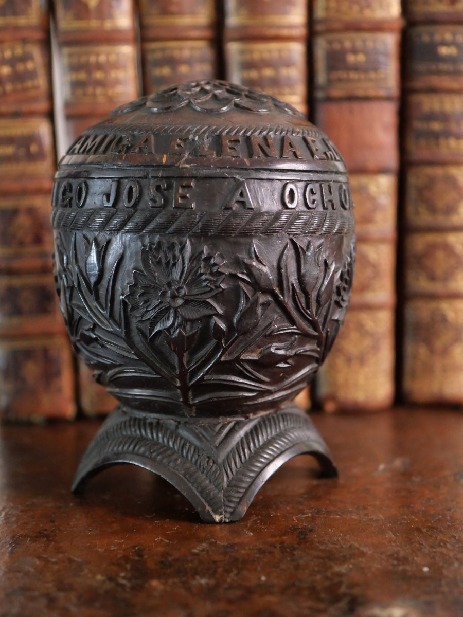 Noix de coco sculptée datée 1775 – œuvre d’art populaire signée, travail marin ou bagnard -photo-4