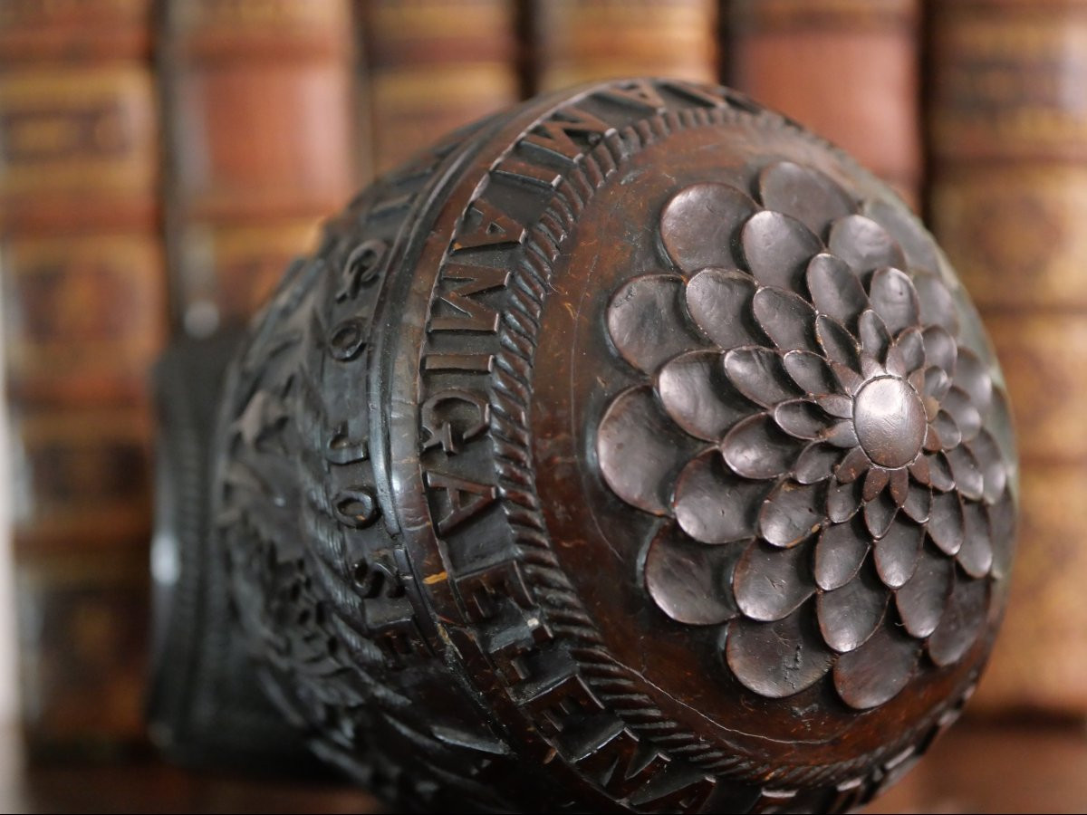 Noix de coco sculptée datée 1775 – œuvre d’art populaire signée, travail marin ou bagnard -photo-1