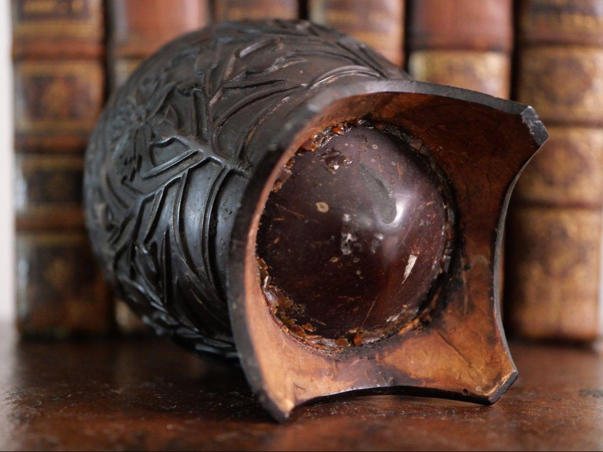 Noix de coco sculptée datée 1775 – œuvre d’art populaire signée, travail marin ou bagnard -photo-2
