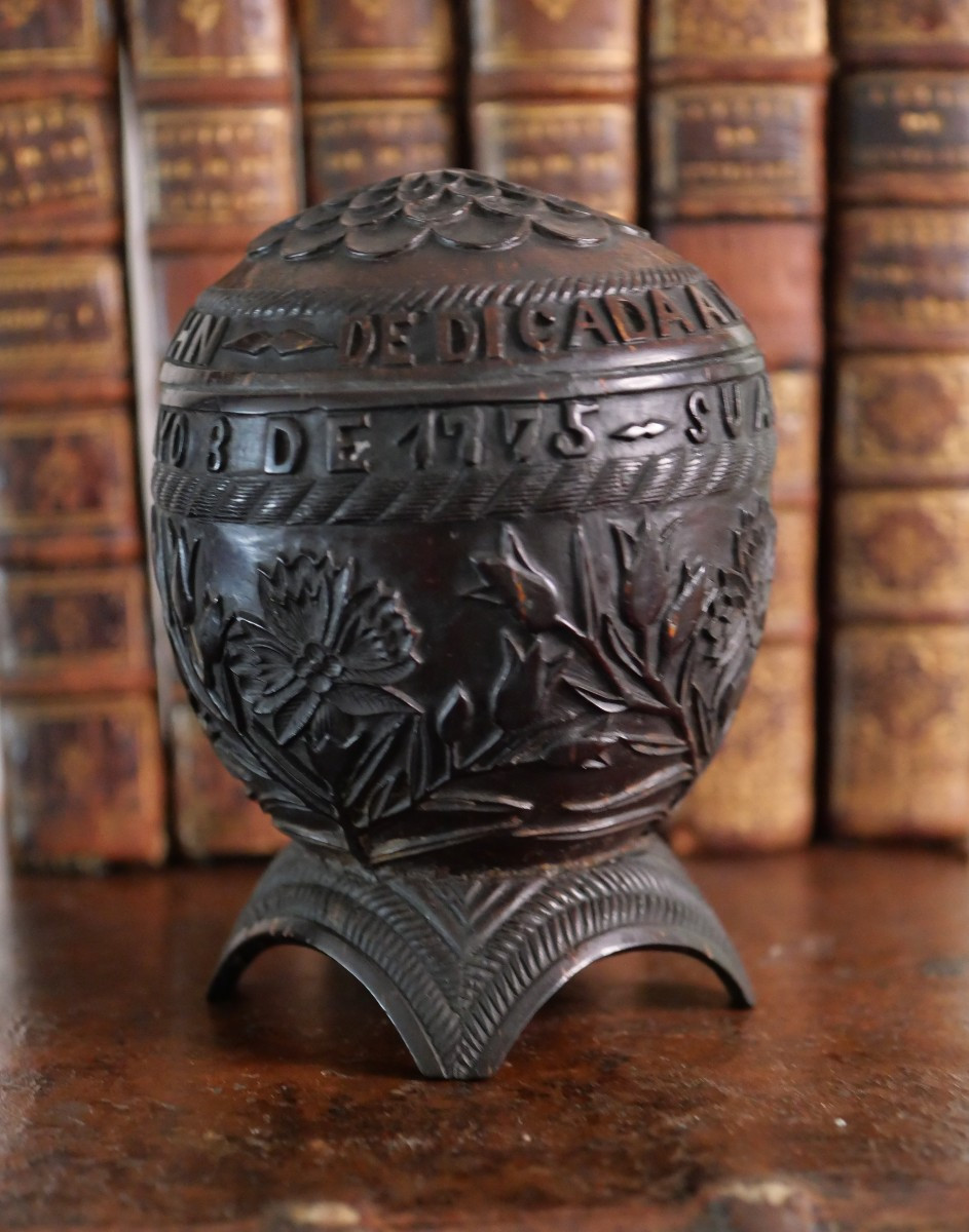Noix de coco sculptée datée 1775 – œuvre d’art populaire signée, travail marin ou bagnard 