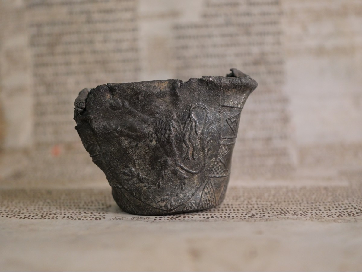 Encrier médiéval en étain – Flandres, XIVe–XVe siècle – Lion des Flandres, gothique Moyen Age