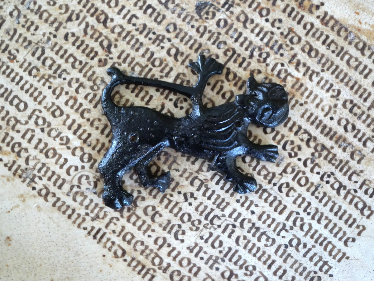 Enseigne Profane Médiévale en Bronze représentant un Chat – XIIIe / XIVe Siècle, Gothique