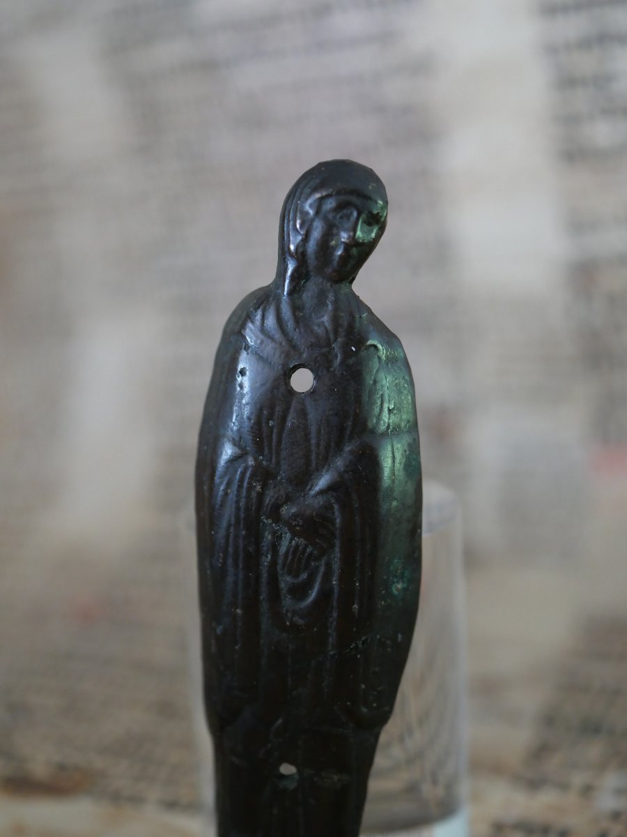 Applique de chasse dite « Poupée » – Vierge de Crucifixion en bronze – Limoges XIIIe, médiéval-photo-2
