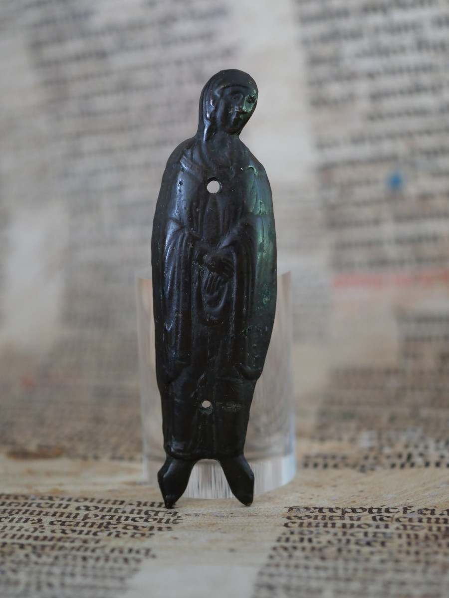 Applique de chasse dite « Poupée » – Vierge de Crucifixion en bronze – Limoges XIIIe, médiéval