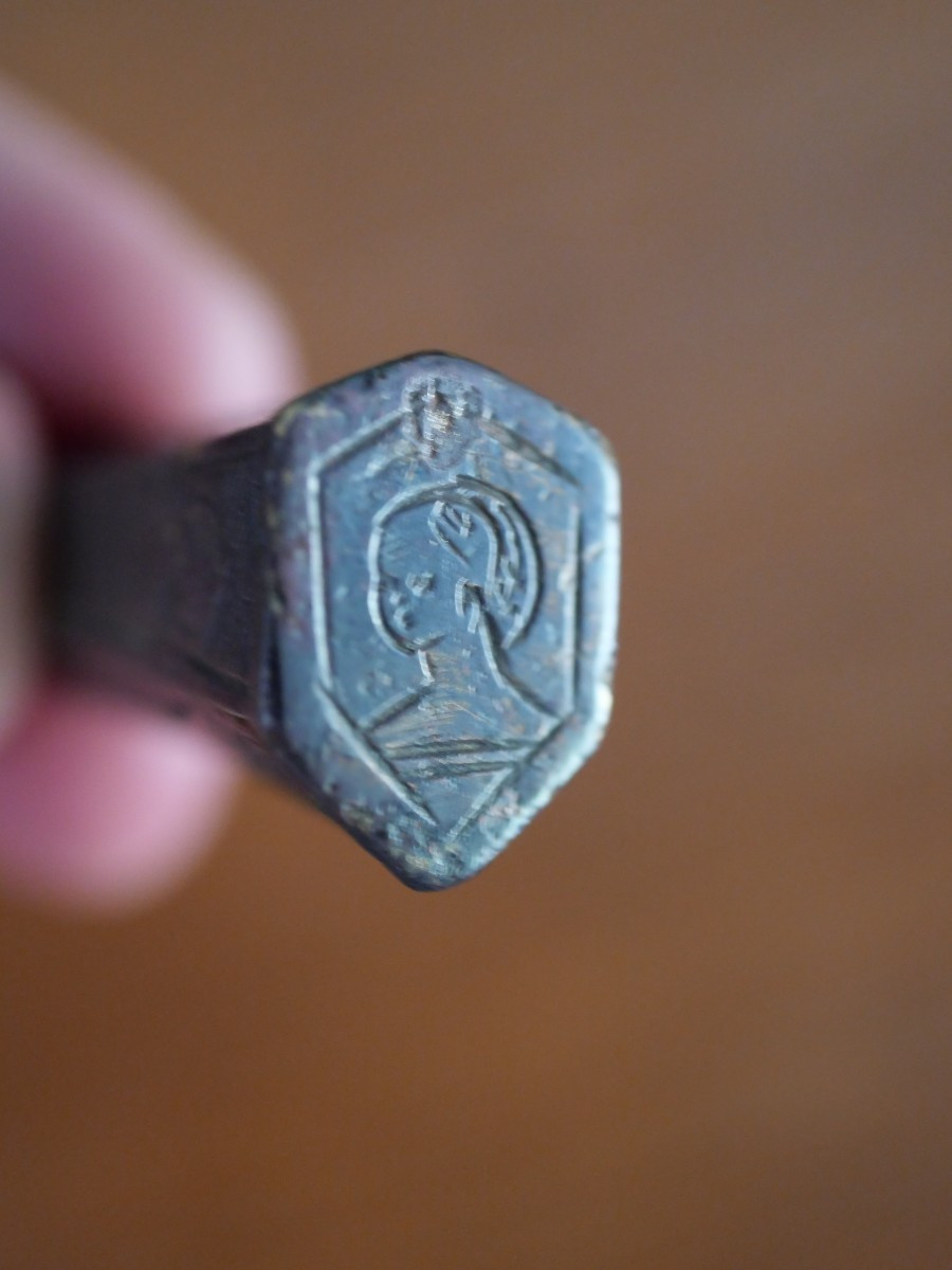 Mitre de couteau en bronze gravé – Renaissance, début XVIe siècle, Haute époque, gothique-photo-1