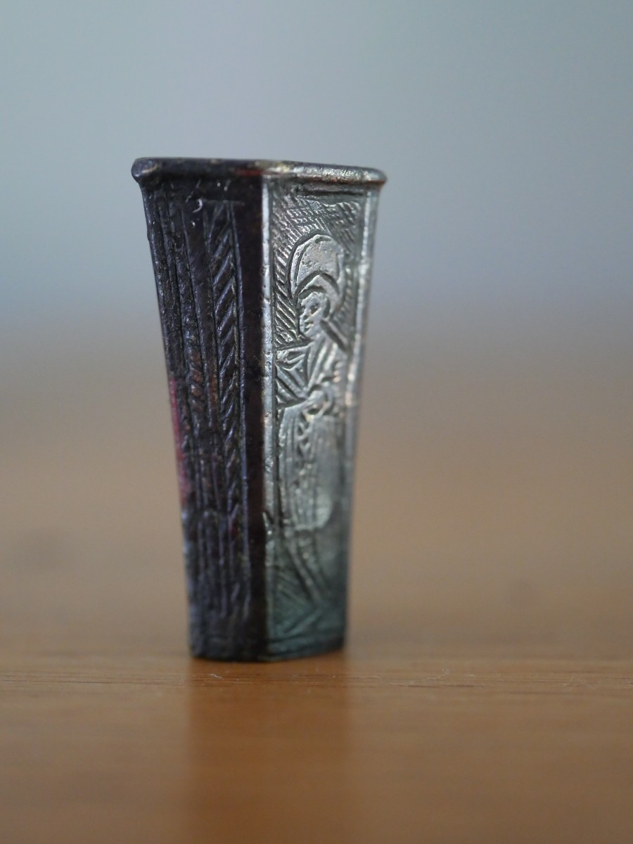 Mitre de couteau en bronze gravé – Renaissance, début XVIe siècle, Haute époque, gothique