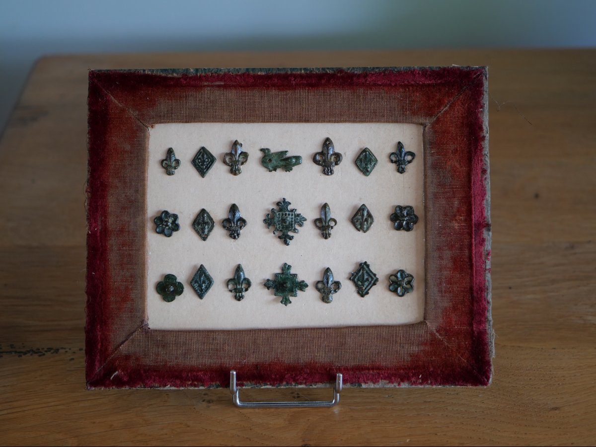 Cadre de 21 Décorations de Ceinture Médiévale en Bronze – XIIIe-XVe Siècle – Fleur de Lys -photo-2
