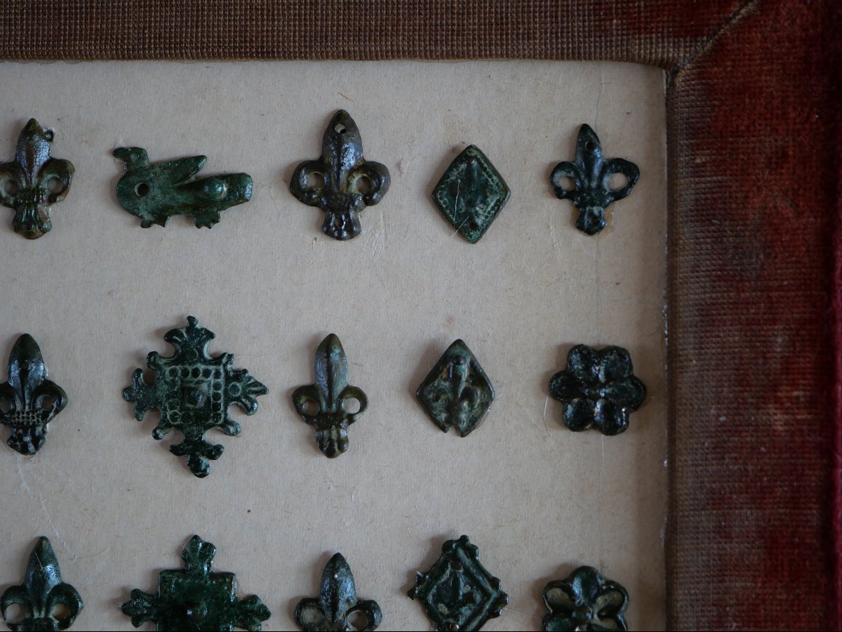 Cadre de 21 Décorations de Ceinture Médiévale en Bronze – XIIIe-XVe Siècle – Fleur de Lys -photo-3