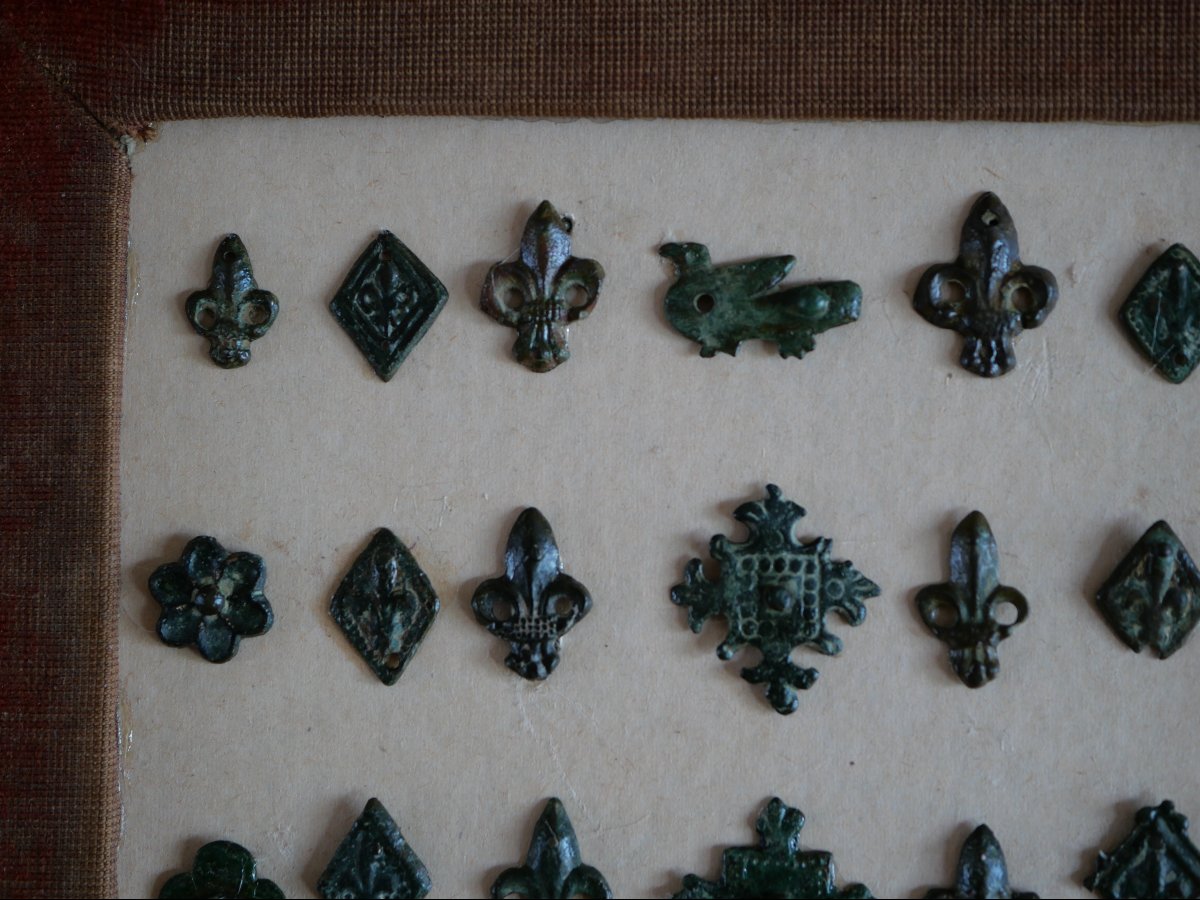 Cadre de 21 Décorations de Ceinture Médiévale en Bronze – XIIIe-XVe Siècle – Fleur de Lys -photo-4