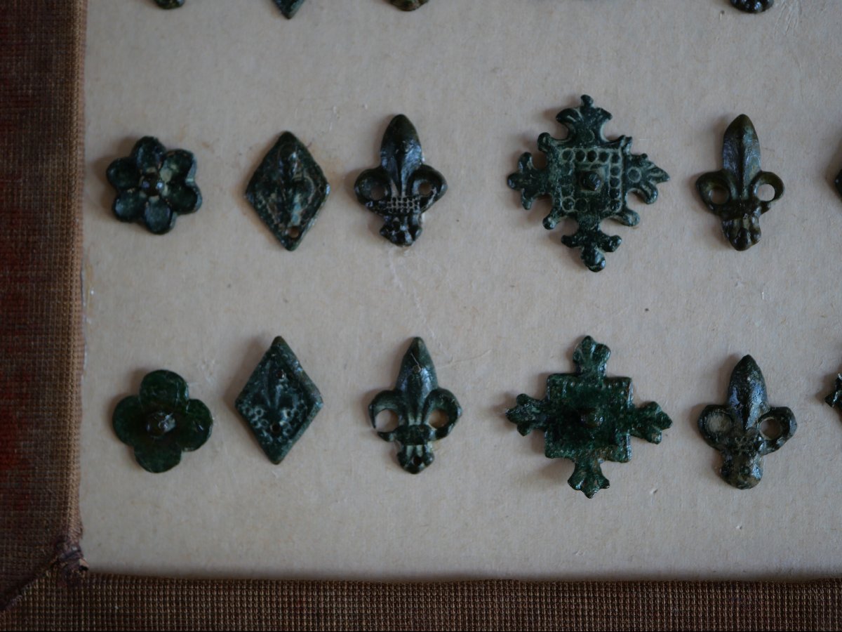 Cadre de 21 Décorations de Ceinture Médiévale en Bronze – XIIIe-XVe Siècle – Fleur de Lys -photo-1