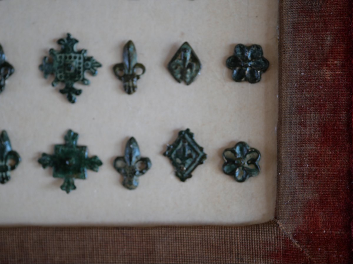 Cadre de 21 Décorations de Ceinture Médiévale en Bronze – XIIIe-XVe Siècle – Fleur de Lys -photo-2