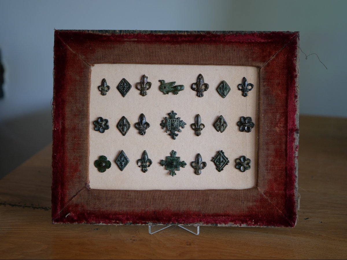 Cadre de 21 Décorations de Ceinture Médiévale en Bronze – XIIIe-XVe Siècle – Fleur de Lys 